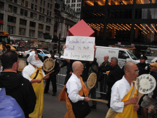Illustration for article titled "Radiohead Wouldn't Play In The Big East Either": Occupy Wall Street Has An "Occupy Herbstreit" Photobomber